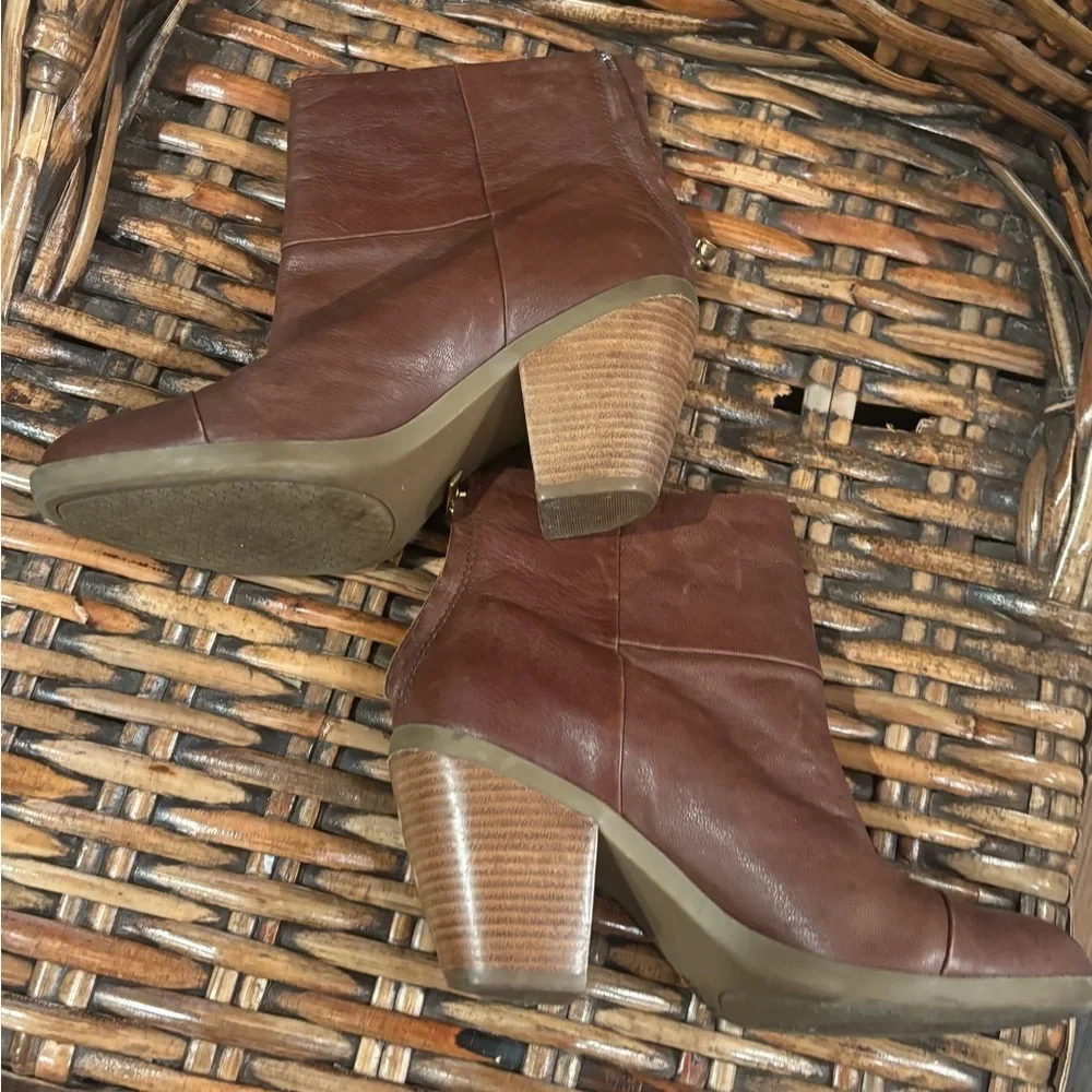 Bandolino Cap Toe Ankle Genuine Leather booties in size 8. Great condition
